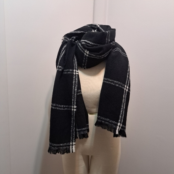 NWT St. John's Bay Plaid Scarf - Picture 4 of 11